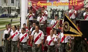 Esquina de la Televisión: orquesta del Ejército Peruano "Explosión ETE" le canta a la Bicolor