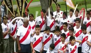 Los futuros valores del fútbol peruano también alientan a la Blanquirroja