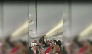 Hinchas peruanos cantan himno nacional en avión camino a Saransk