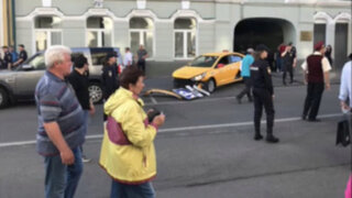 Taxi atropella a decenas de aficionados en el centro de Moscú
