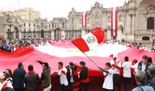 Centro de Lima: en la Plaza de Armas miles vibraron con el debut de la Bicolor