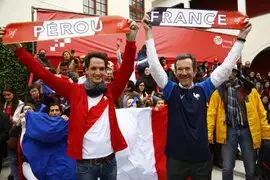 Galos se reúnen en la Alianza Francesa para ver trascendental encuentro