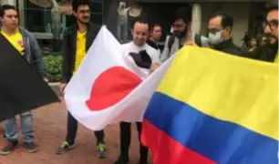Hinchas colombianos piden perdón frente a embajada de Japón