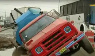 Huachipa: camión se hunde por enorme forado en pista
