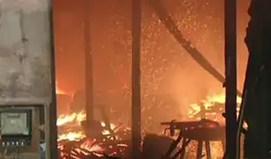 Voraz incendio consume depósito en San Juan de Lurigancho