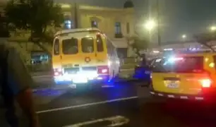 Cercado de Lima: chófer de cúster invade carril contrario para evitar tráfico