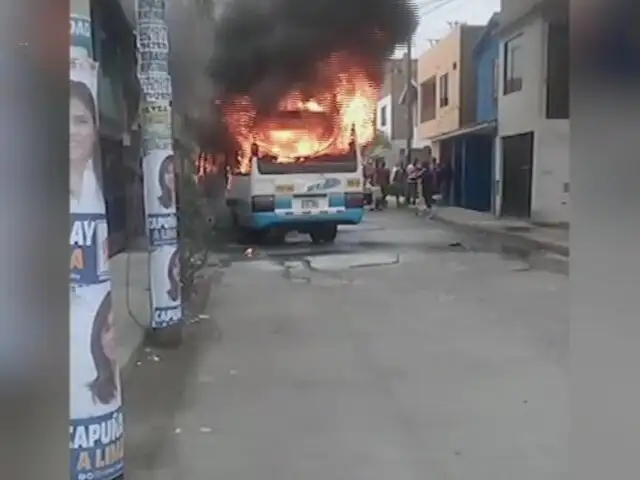VIDEO: couster de pasajeros se incendia en Villa El Salvador