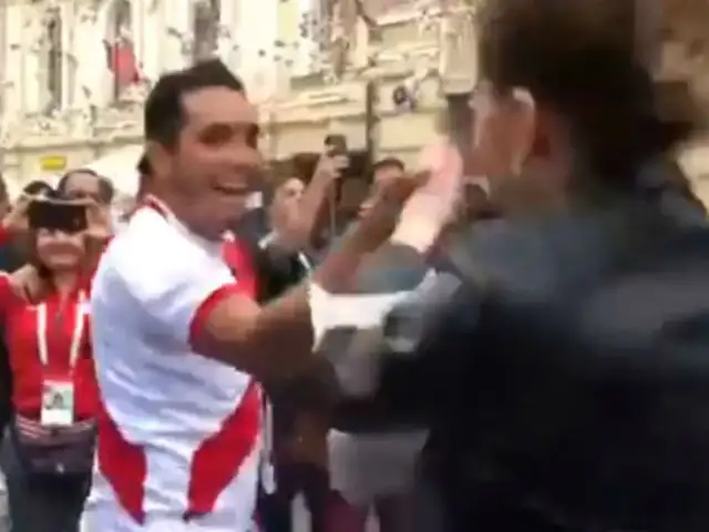 Mundial Rusia 2018: ¡Rusas bailan huayno con hinchas peruanos en Moscú! [VIDEO]