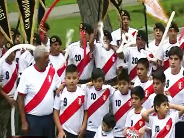 Los futuros valores del fútbol peruano también alientan a la Blanquirroja