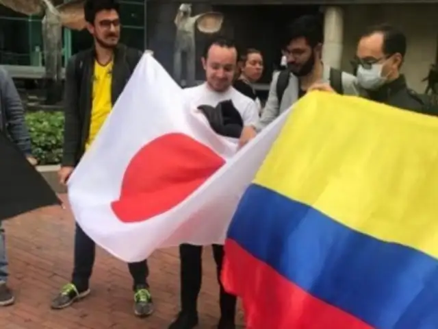 Hinchas colombianos piden perdón frente a embajada de Japón