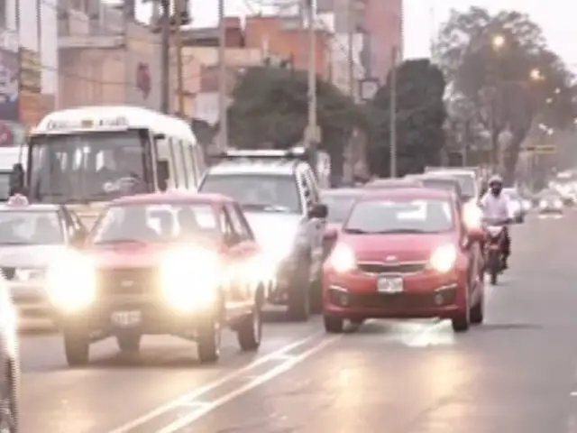 Barranco: hombres y mujeres arriesgan sus vidas con temerosas maniobras al volante