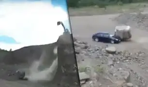 Auto casi es aplastado por roca gigante que cayó de desfiladero