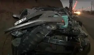 Auto choca con camión cargado de ladrillos en autopista Ramiro Prialé