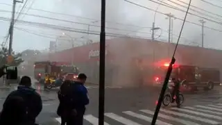 Incendio consumió parte de un supermercado en Miraflores