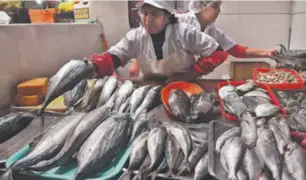Sube precio de pescados en mercado por fuerte oleaje