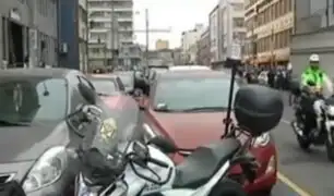 Centro de Lima: autos y motos se estacionan en zonas indebidas