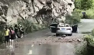 China: enorme roca se desprende de montaña y aplasta un auto