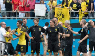 YouTube: Jugador del Borussia enfrentó a seguridad para defender a pequeño hincha [VIDEO]