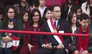Presidente Vizcarra dejó estrado oficial para sentarse en tribuna con su familia