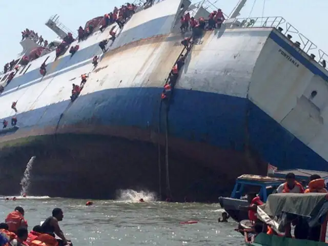 Al menos 30 muertos tras el naufragio de un ferry en Indonesia