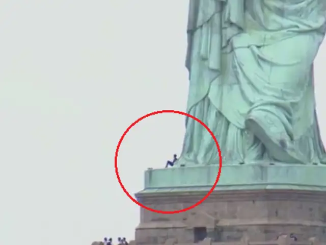 Mujer escala la Estatua de la Libertad para protestar contra política migratoria de Trump
