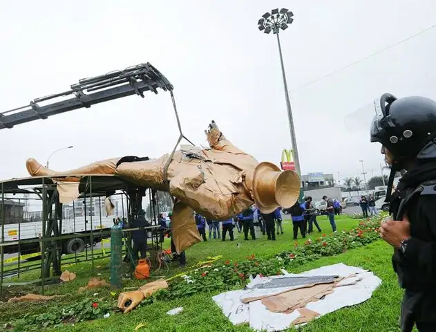 Retiran estatua publicitaria de Óvalo Monitor