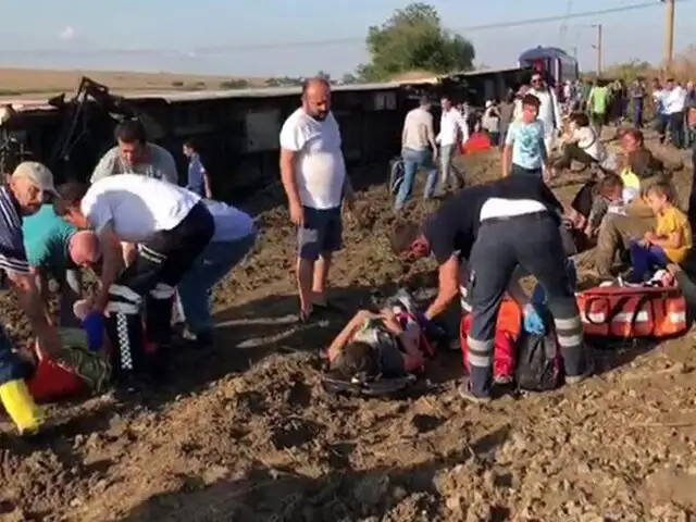 Al menos 10 muertos y 73 heridos tras descarrilarse un tren en Turquía