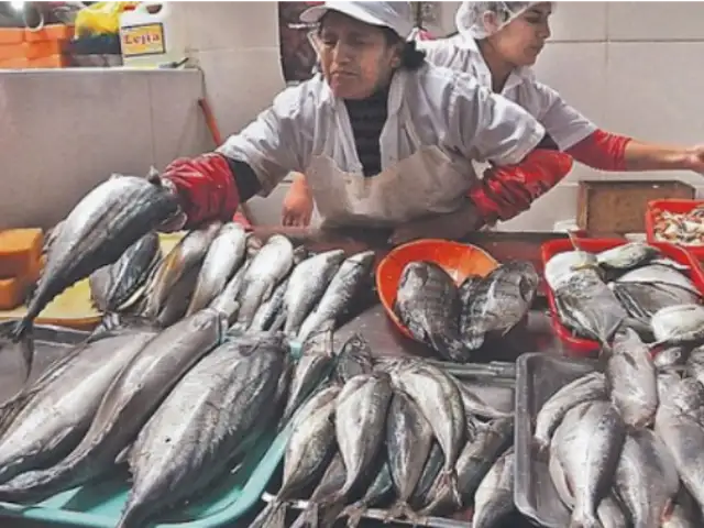 Sube precio de pescados en mercado por fuerte oleaje
