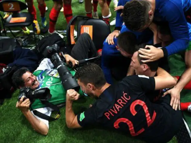 Croacia vs Inglaterra: La celebración del 2-1 que arrolló a un fotógrafo