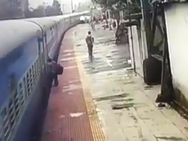 India: hombre queda atrapado en puerta de tren y es salvado por la policía