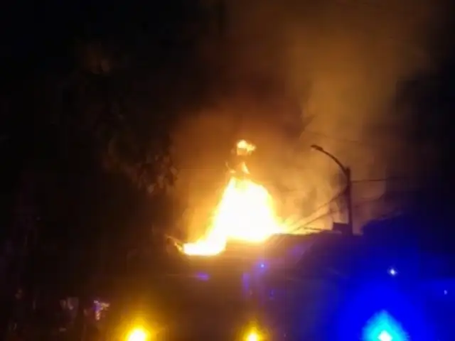 Trujillo: incendio arrasa un almacén de madera