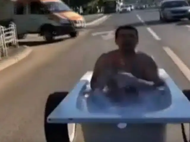 Hombre recorre las calles a bordo de una tina de baño