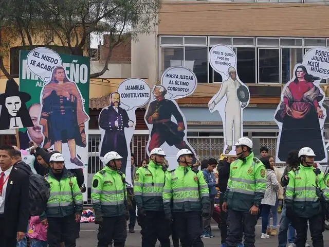 Colectivos marcharon durante Parada Militar en rechazo a escándalo de corrupción