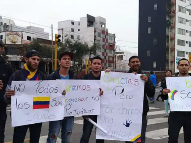 Venezolanos aprovecharon Desfile Militar para pedir disculpas al Perú por malos compatriotas