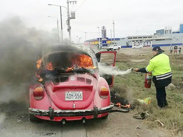 Chimbote: auto se incendia en la carretera Panamericana Norte