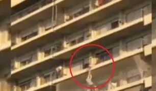 Argentina: vecinos rescatan a menor que terminó colgando en balcón
