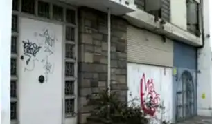 Vándalos realizan pintas en fachadas de casas de Miraflores