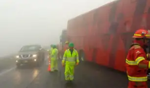 Buses chocan en la variante de Pasamayo por densa neblina