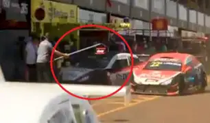 Brasil: auto de carreras pierde el control y arrolla a tres mecánicos