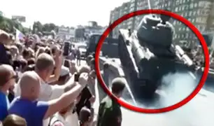 Rusia: tanque de guerra se vuelca en medio de desfile militar