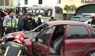 Cercado: tres heridos tras aparatoso choque de auto contra semáforo