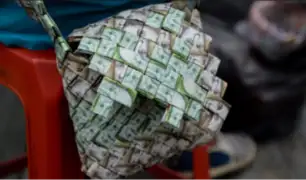 Joven artesano confecciona bolsos con billetes venezolanos