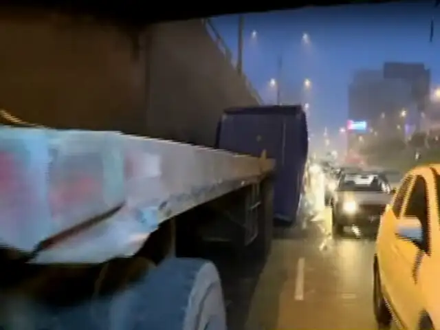 Miraflores: conductor no respeta altura permitida y choca tráiler contra base de puente