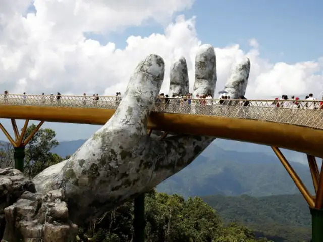 Vietnam: Cientos de turistas visitan 'Puente de Oro'