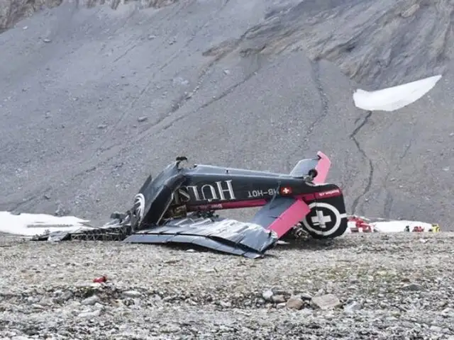 Mueren 20 personas tras estrellarse un antiguo avión militar en Suiza