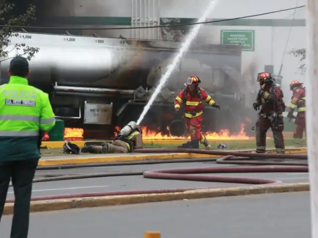 Breña: suspenden operaciones en grifo tras incendio de camión cisterna