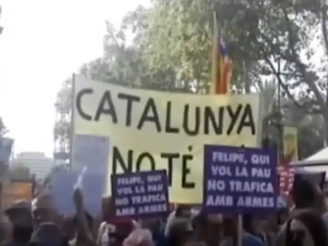 Barcelona: Rey Felipe es recibido en medio de protestas durante conmemoración de víctimas de atentado
