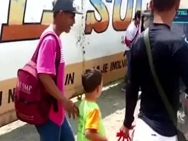 El emotivo reencuentro de un niño venezolano de 8 años con su padre en Tumbes