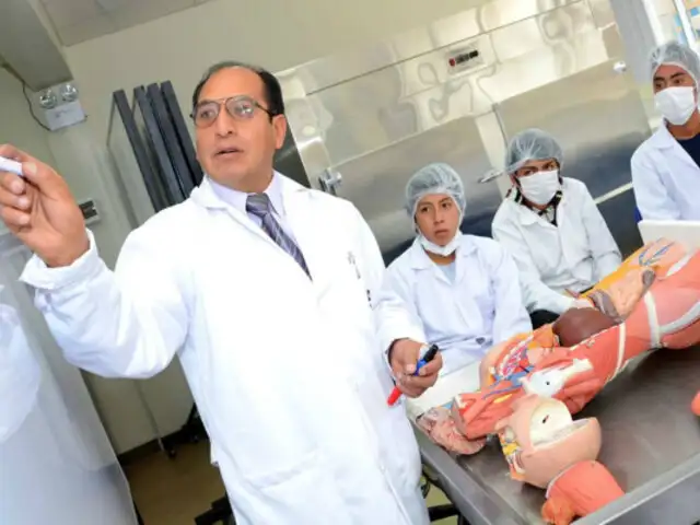 Colegio Médico inhabilita títulos de peruanos que estudiaron en Venezuela