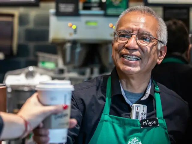 Starbucks abre su primera sucursal atendida por adultos mayores